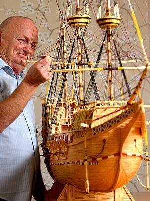 雷诺兹和“五月花号”帆船模型。
