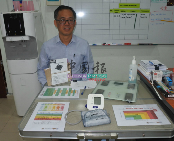 刘志良在其州选区发展及协调中心准备了体检仪器供民众使用。