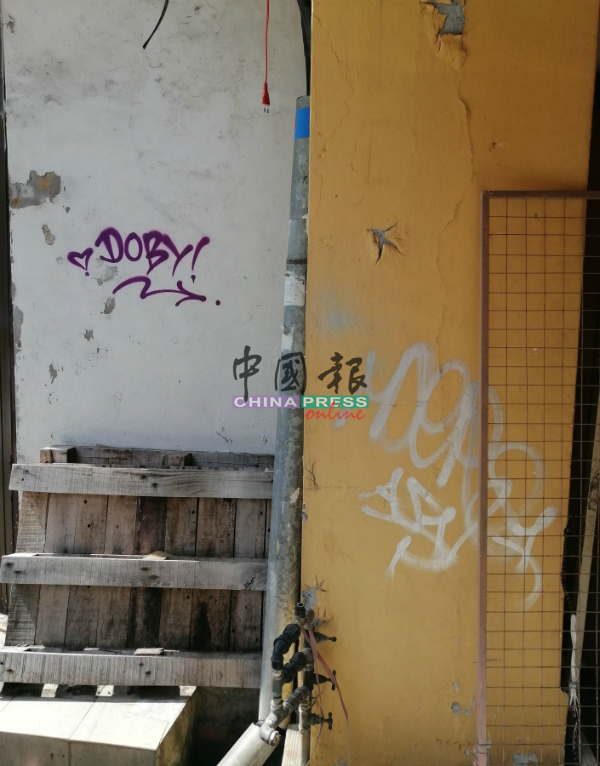 武雅拉也其中一店面的墙壁，遭涂鸦破坏。