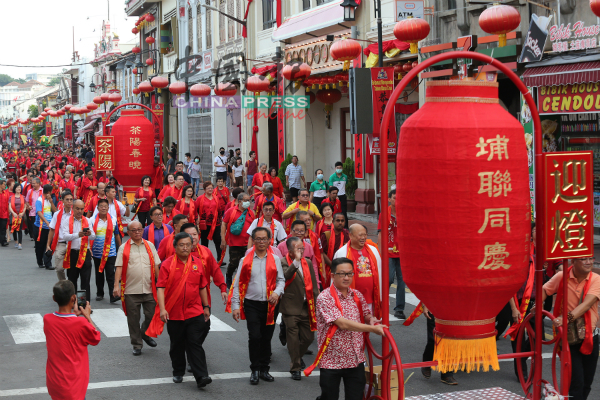 从台湾订制、5尺宽7尺高的大红灯笼，是“迎灯”盛会的亮点。
