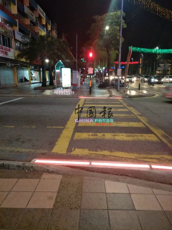 人行道的LED指示灯，与红绿灯的信号同步转红或绿，夜间通行时更为明显。