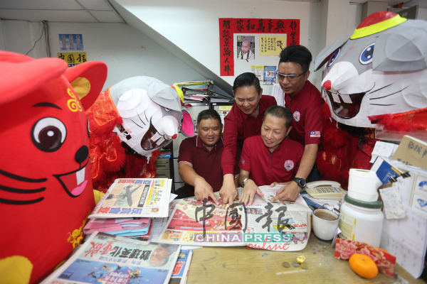 舞鼠及高峰龙狮体育会要员与林钦为（站者左）一同阅读《中国报》精彩内容。坐者左起杨庆权及吴建培，后排右是彭伟楠。