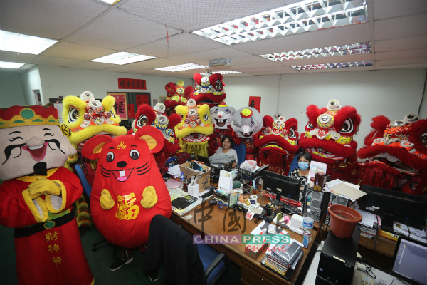 8头瑞狮、舞鼠及子鼠娃娃到《中国报》马六甲办事处采访部贺年。