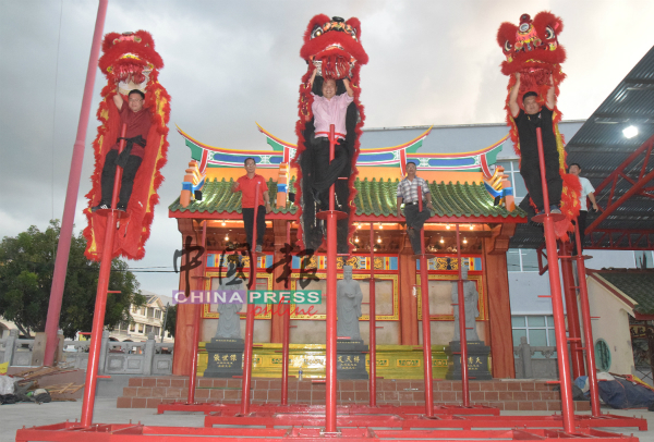 颜天禄（前排左起）、郑国球及杨庆权，训练在10尺高的高青柱上起舞。