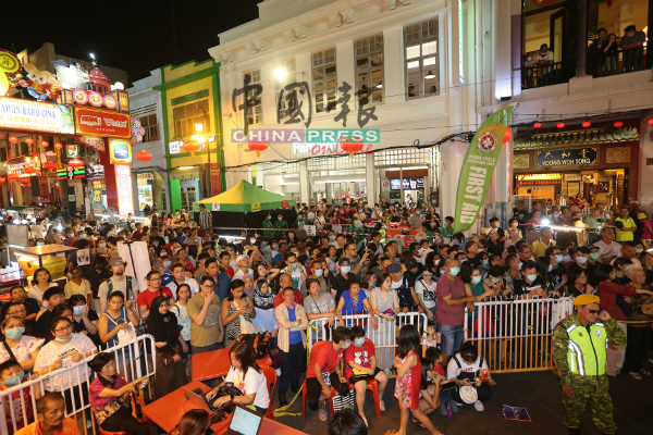 千人涌现鸡场街文化坊，见证马六甲人光荣创造新纪录。
