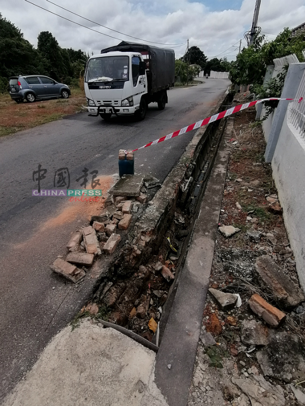 居民相信重型罗厘经常使用新村路，导致路面不胜负荷，造成沟墙崩塌。
