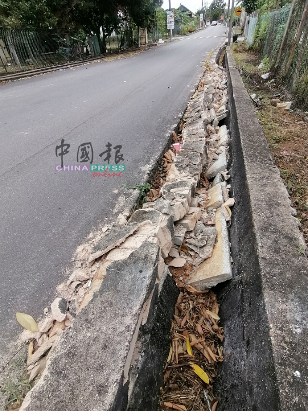 丹绒明月新村里的部分沟墙倒塌，影响排水系统。