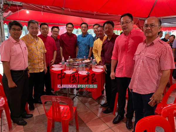 马六甲中华总商会会长宋德祥（右6起）、林万锋及马华甲州联委会成员及华团组织代表。