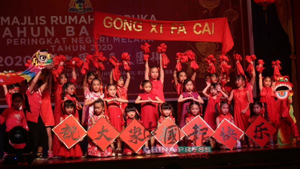 小朋友呈献精彩的中华文化舞蹈。