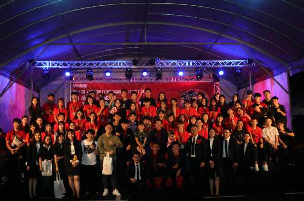 多媒体大学（马六甲院校）华文学会第二十三届新春嘉年华工委会大合照。