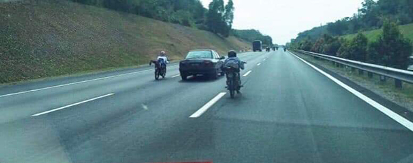 一群年轻摩哆骑士在高速公路上玩特技，威胁其他驾驶者的安全。