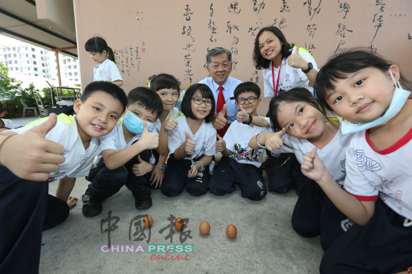 韩斌元（后排左起）与陈依晴及学生们共同见证鸡蛋竖立的画面。