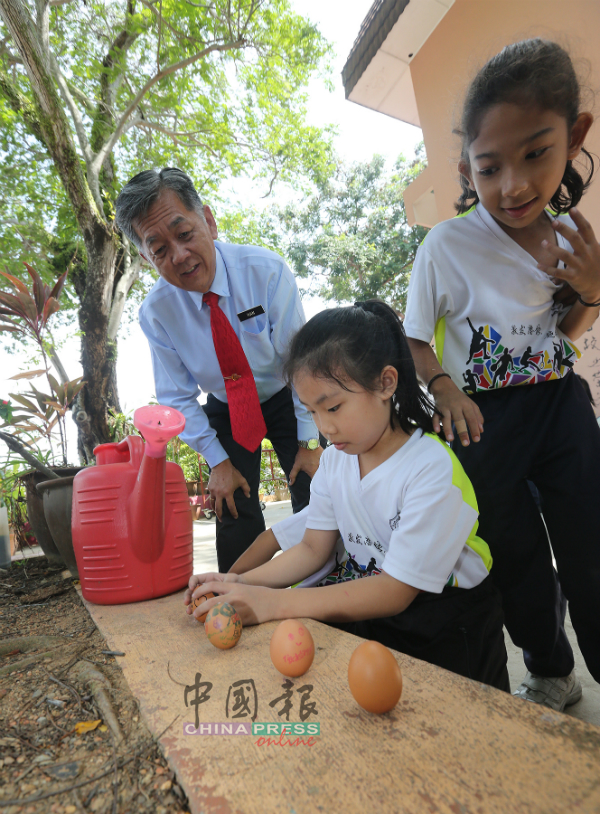 学生在校长韩斌元的鼓舞下，顺利完成不少鸡蛋竖立。