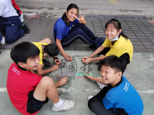 培三小学也安排学生参与立蛋游戏。