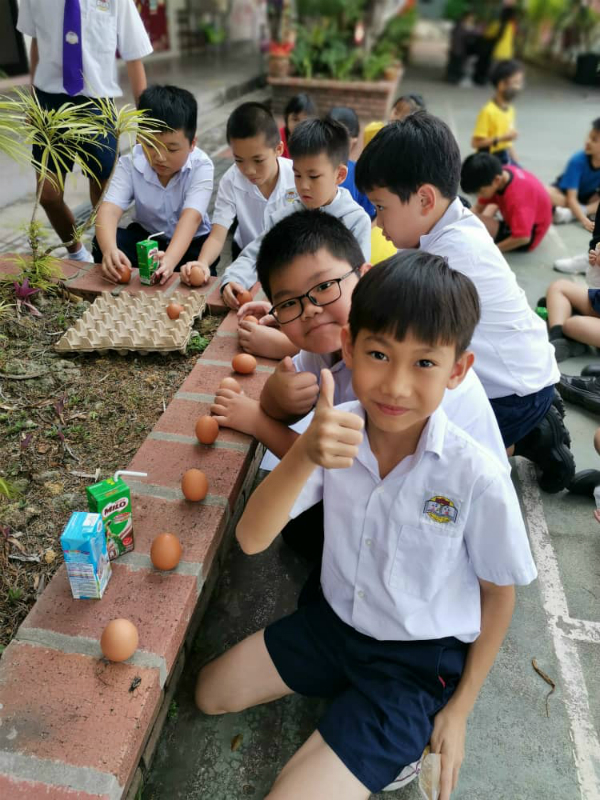 培三小学也安排学生参与立蛋游戏。