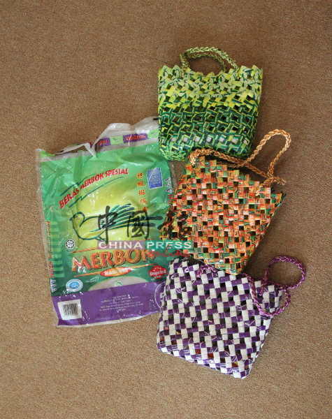 一个米袋3种颜色能编织成3款不同颜色的环保袋。