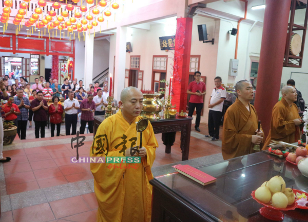 青云亭的法师为祈福大会主持诵经仪式。
