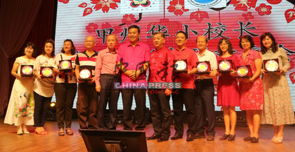2019年荣休校长与郑国华（左5起）、郑国球及韩斌元。