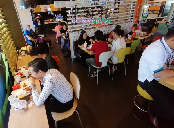 为抓紧午餐时间，大多数年轻消费者选择到快餐店解决午餐。