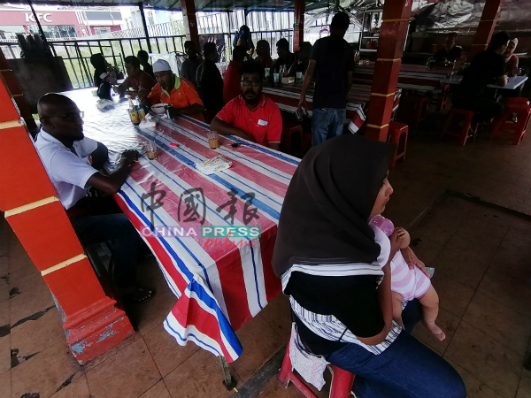 “下午茶时间到啦！”马来西亚美食繁多，随时随地可享用当地美食，路边的嘛嘛档生意仍不减。