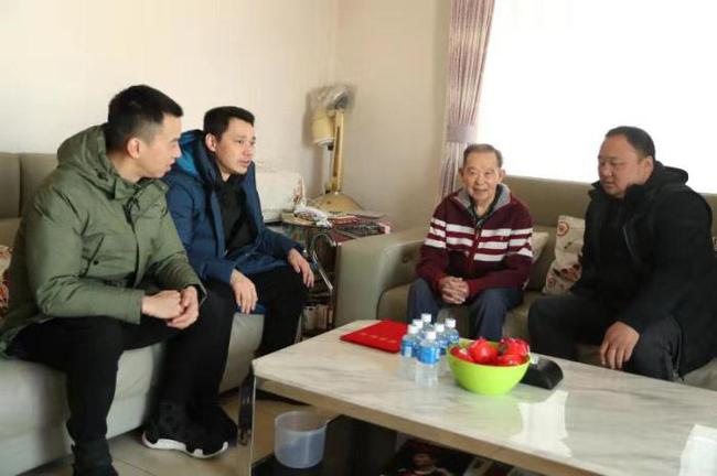 张军（右）一行慰问陈福寿老前辈。左为中国羽球队现任男双主教练王伟，他也是中国羽球协会秘书长；单打主教练夏煊泽。。