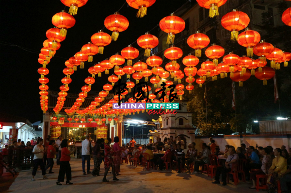 马来西亚侨生公会周一晚（3日）在勇全殿，举办新春聚餐，现场张灯结彩，气氛热闹。