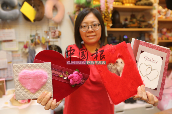 银河社负责人谢素卿向《中国报》介绍情人节贺卡，让比较含蓄的情侣，可透过书写方式寄语。