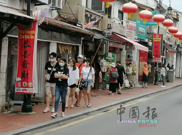 流感及新冠肺炎病毒疫情来袭，鸡场街游客大减，走在街头的游客也戴上口罩防病毒。