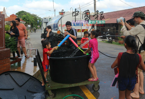 村民及游客互相泼水，庆祝泼水节。