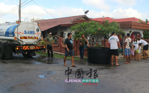 马六甲水务公司提供1辆水车，供葡萄牙村庆祝泼水节。