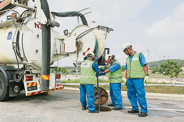 工作技术人员确保下水道的泵水网络运作正常。