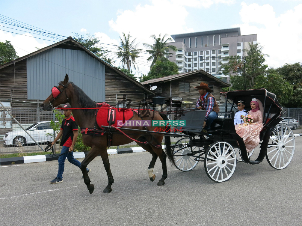 本地一对巫裔新人将马车作为婚车，在古城上演一场童话故事般的马来婚礼。