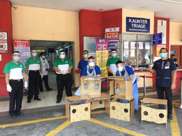 马六甲圣约翰救伤机构捐赠6个气道插管防护箱给马六甲中央医院。