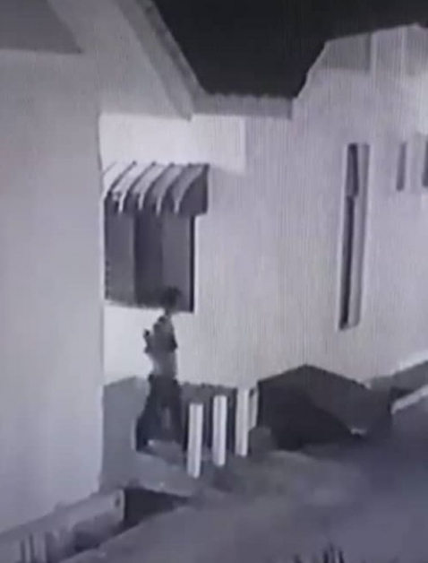 闭路电视摄下的画面，一名男子在花园的后巷出入。（取自受访者面子书）