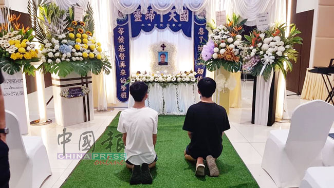 两名霸凌者在灵堂前下跪，向死者道歉。