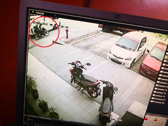 附近商家的闭路电视拍下2名匪徒骑着摩哆驶过的画面。