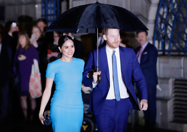 英国哈里王子（右）和夫人梅根，周四出席在伦敦举行的年度奋进基金奖。
