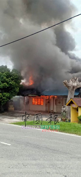 培養華小毗鄰的2間木屋發生大火，華裔男子來不及逃生，慘被燒死。