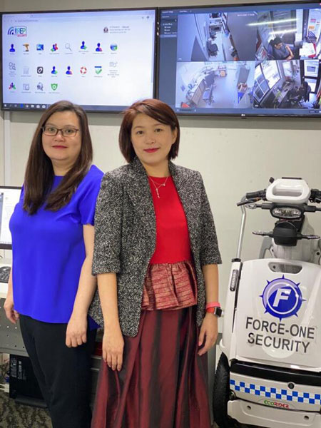 姐姐林子菱（右）和林子琦（35岁）两姐妹共同经营父亲创办的Force-One Security保安公司。 （受访者提供）