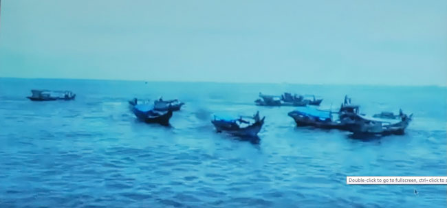 大马海事执法机构巡逻舰执法组也摄有印尼渔船在灰色海域捕获的照片及视频。
