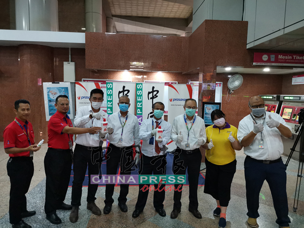 《中国报》到吉隆坡中央车站向民众免费派送洗手液及免洗手搓手液，左三起为阿兹米、南利沙菲益、布卡里莫哈末、依斯迈阿都拉、陈佳纹及阿兹哈。