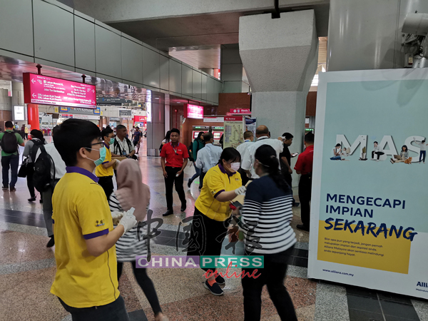 《中国报》到吉隆坡中央车站向民众免费派送洗手液及免洗手搓手液。