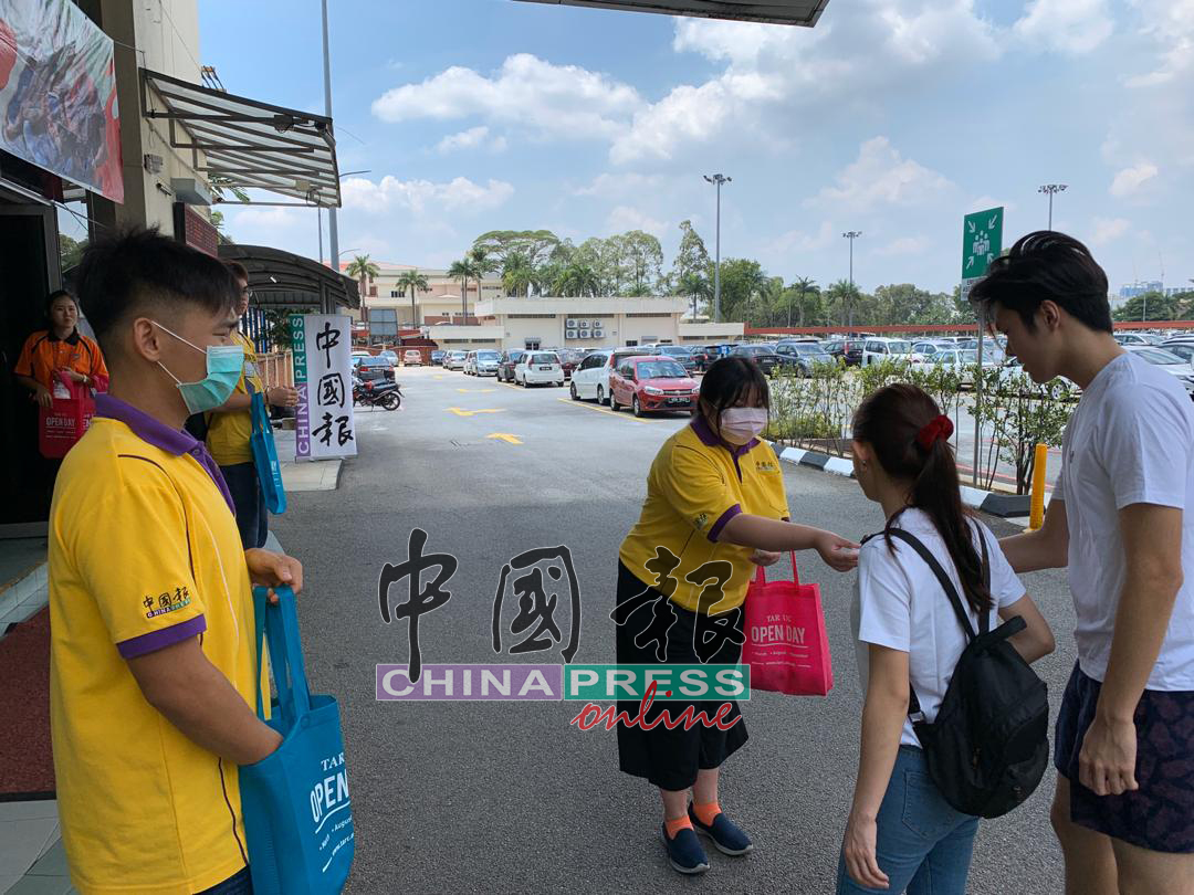 《中国报》到文良港拉曼大学学院向民众免费派送免洗手搓手液。
