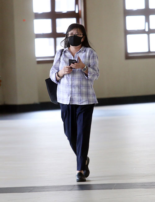 罗艾玲是第11名控方证人，她以口罩遮面避开媒体镜头。