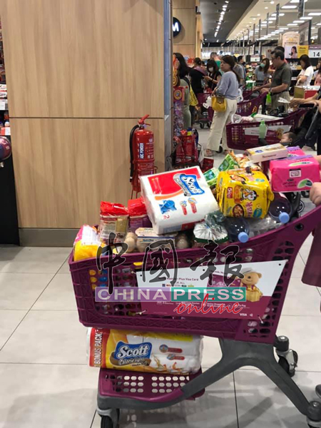 公众的购物车,推得满满的日常用品、干粮等。