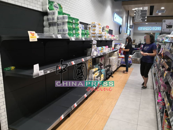 商场的货架,可见到少了许多厕纸。