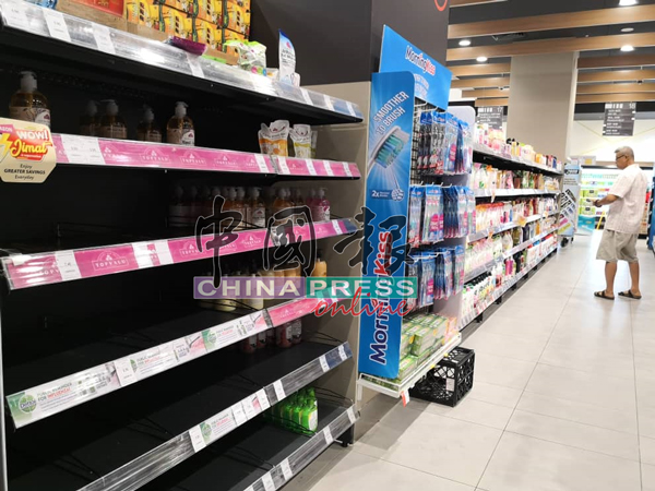 搓手液的货架,已经有些空。