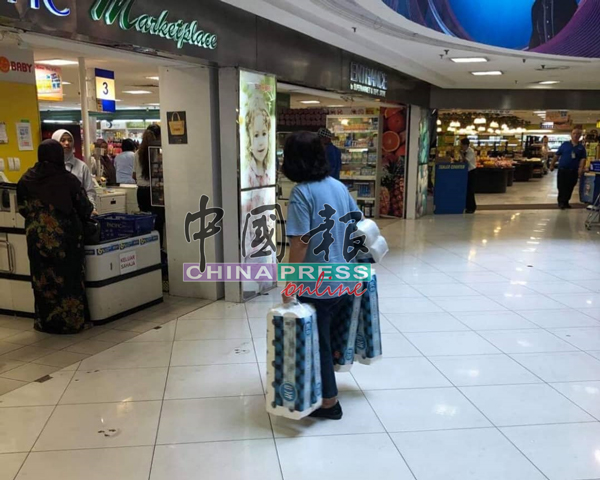 一名公众领着5条厕纸去结账,据知,是因为便宜,才一次过买那么多。