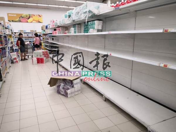 一间商场的厕纸货架,几乎被“扫空”。