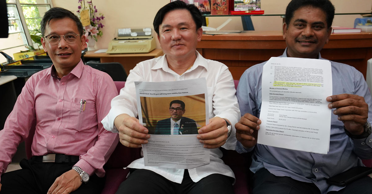 杨祖强（中）及西华苏巴马廉（右）在廖泰义（左）陪同下，召开记者会呼吁倪氏兄弟停止把霹州希盟垮台的一切责任归咎于他们。